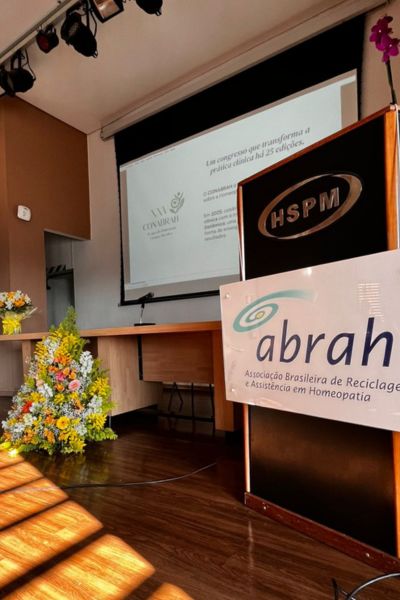 Registro de edição anterior do CONABRAH com participantes acompanhando uma apresentação.